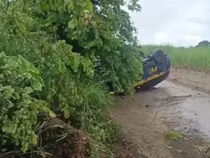 Viatura da PRF capota após derrapar em pista molhada na BR-101, em Teotônio Vilela