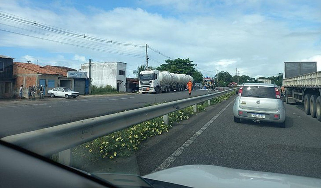 Colisão entre carreta carregada com álcool e carro deixa uma pessoa ferida na AL 101