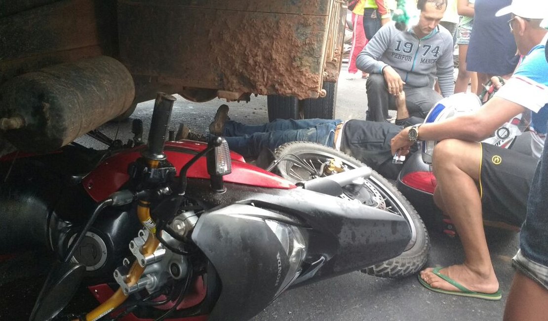 Motorista de caminhão colide com motociclista e foge após acidente na AL-110