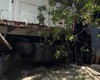 Caminhão desgovernado atravessa BR-104 e atinge barraca de acarajé em frente a Ufal