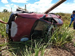 Condutor fica ferido após perder controle de carro e capotar na BR-101