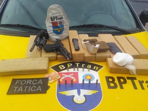 Mulher é presa e adolescente é apreendido com armas e mais de 9 kg de maconha