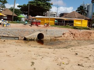 Moradores denunciam esgoto a céu aberto na praia da Jatiúca