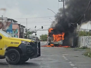 Ônibus é consumido por chamas no Feitosa e assusta passageiros em Maceió