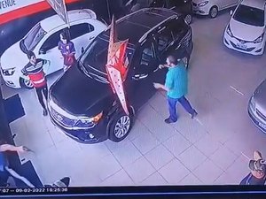 [Vídeo] Câmera de segurança mostra que dono de revendedora de carros era o alvo dos criminosos