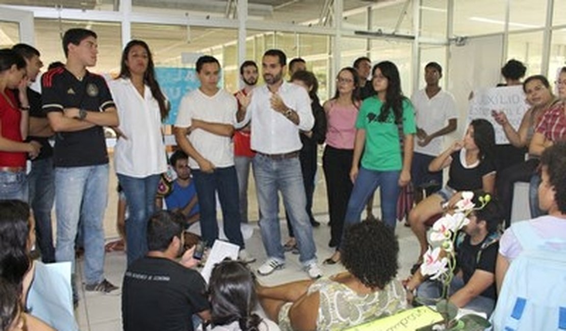 Ufal garante pagamento a bolsistas a partir de sexta-feira