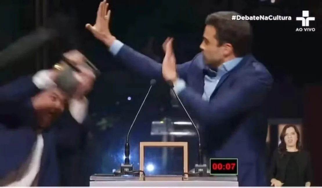 [Vídeo] Datena agride Pablo Marçal com cadeirada durante debate