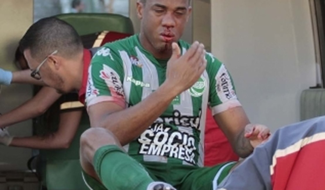 Atacante do Juventude sofre fraturas perde dentes em trombada com goleiro
