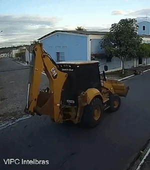 Imagens mostram momento em que retroescavadeira atinge motociclista em Arapiraca