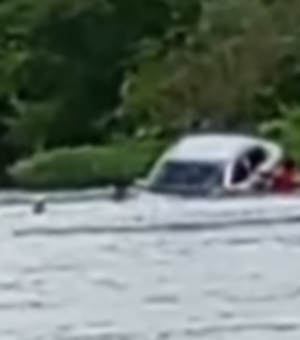 Travessia arriscada termina com carro levado pela água em Santana do Ipanema