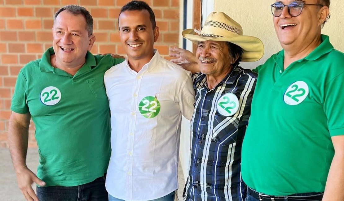 Em Santana do Mundaú, Edno Lino e Zé Lino recebem João Caldas antes da caminhada do 22