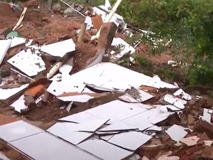 Desabamento de casa deixa adolescente soterrado no Feitosa, em Maceió
