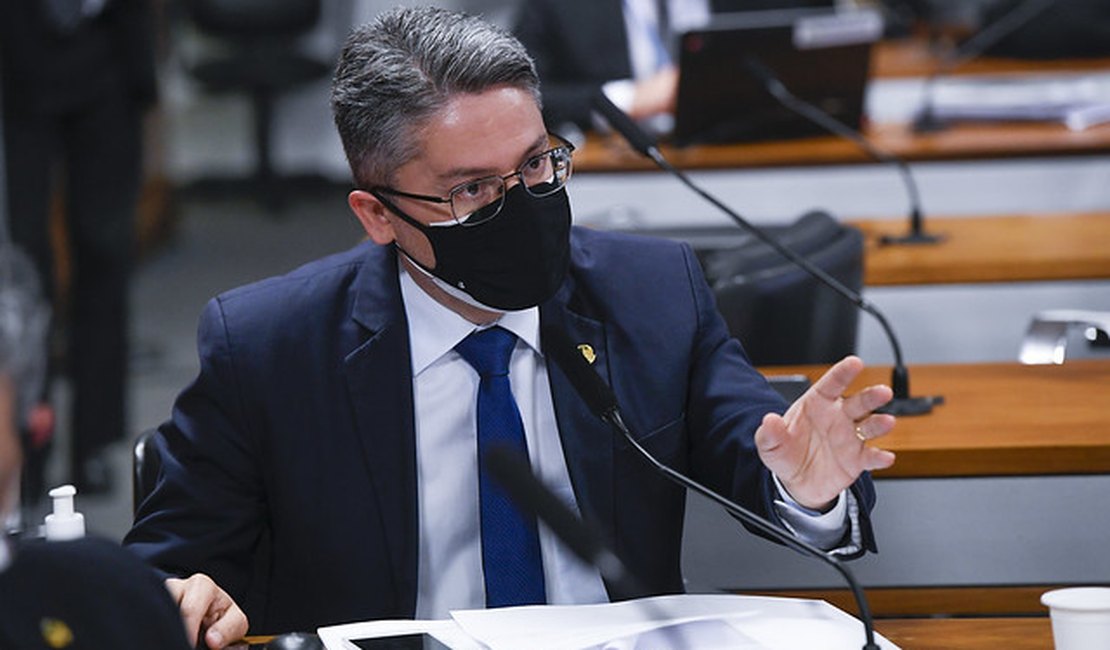 Bolsonaro vai para a cadeia se tentar golpe, diz Alessandro Vieira