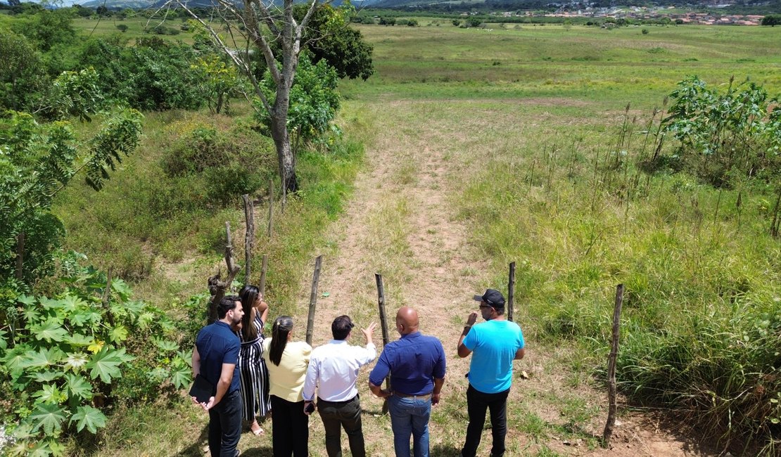 Equipe da prefeitura visita terrenos e planeja expandir cemitérios em Palmeira dos Índios