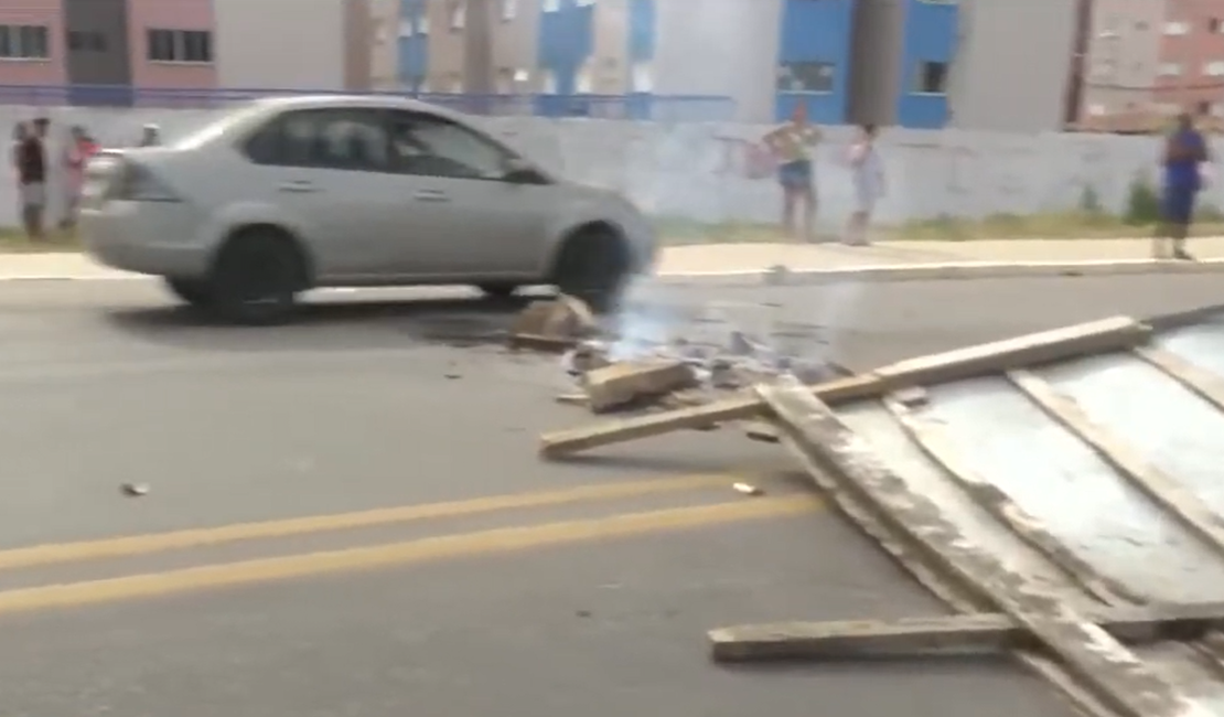 Moradores bloqueiam avenida em protesto contra contas altas e qualidade da água em Maceió