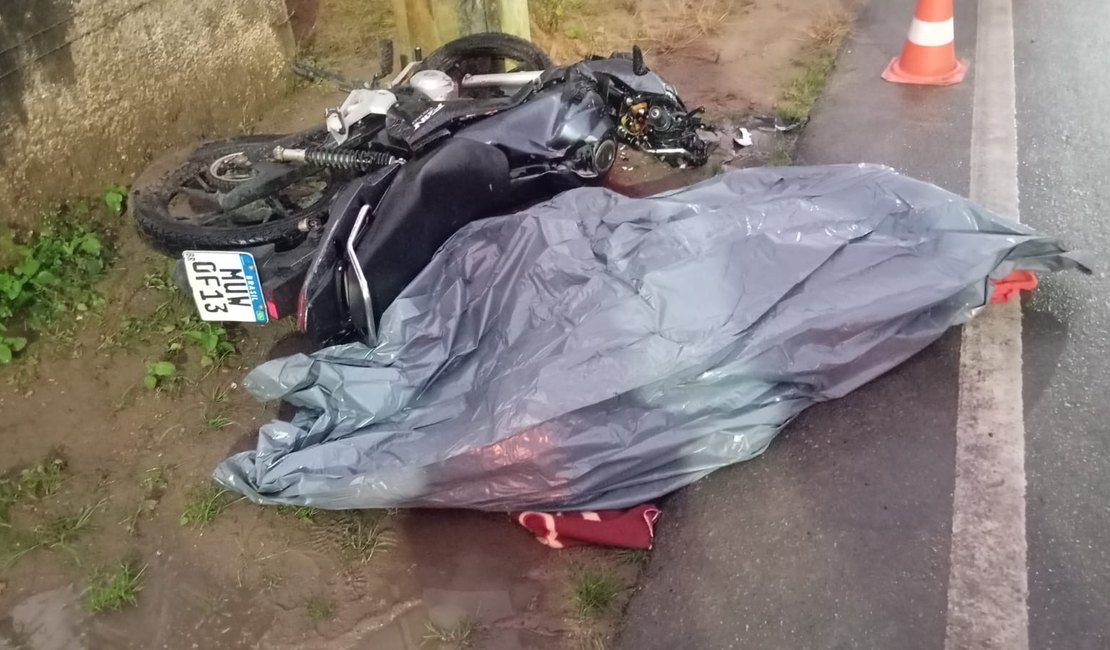 Jovem morre após colidir motocicleta contra poste em rodovia de Feira Grande