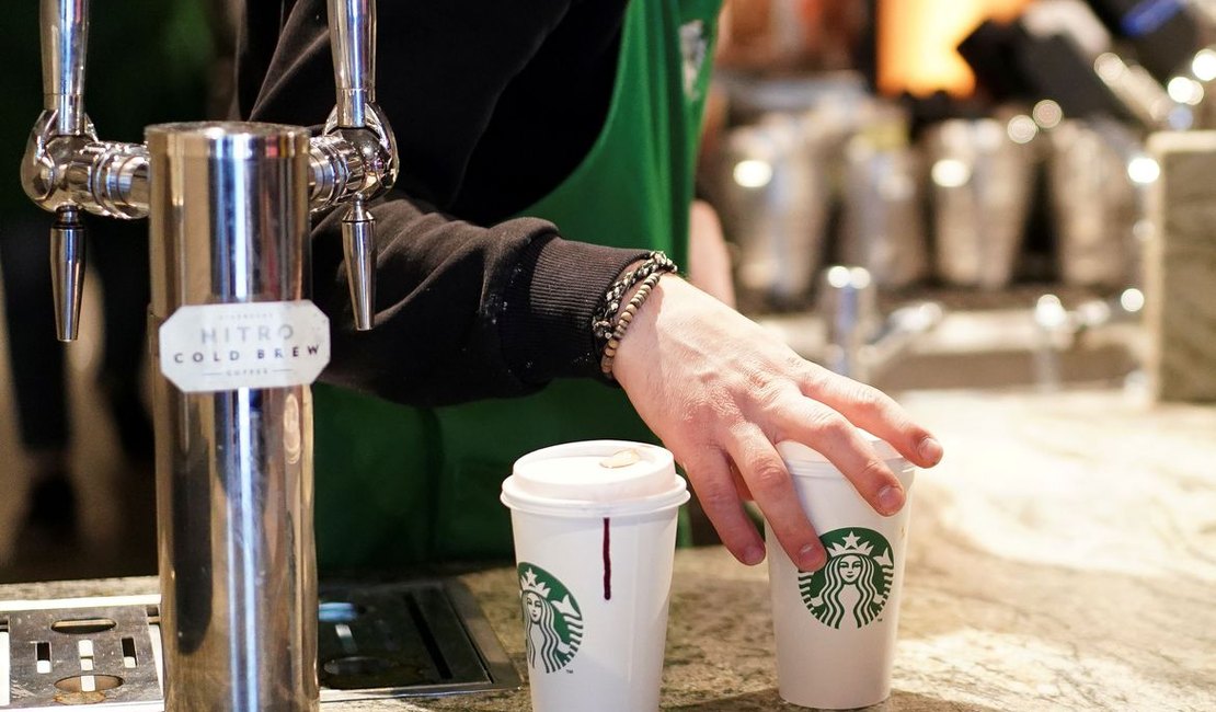 Covid-19: Starbucks proíbe copos reutilizáveis para combater propagação