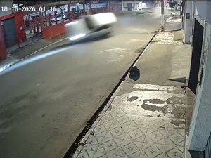 Condutor fica ferido ao capotar carro após fugir da polícia em Arapiraca