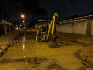 Obra da Braskem danifica rede da Casal e provoca vazamento no Pinheiro