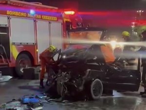 Acidente entre carreta e carro deixa motorista preso às ferragens em Maceió
