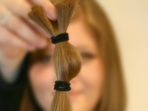 Instituições apostam na troca de cabelos por perucas para ajudar jovens com câncer