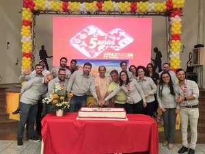 Shopping comemora cinco anos com um super bolo, shows e promoção para clientes