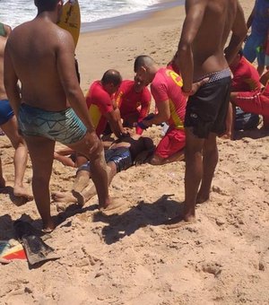 Homem é resgatado após afogamento na Praia do Francês, em Marechal Deodoro
