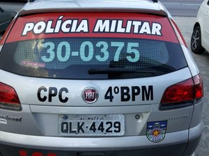 Jovem se irrita após ser acordado, agride e joga a irmã na lama no Village Campestre II