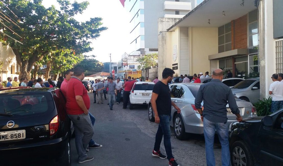 Motoristas da empresa Uber protestam na porta da Prefeitura de Maceió