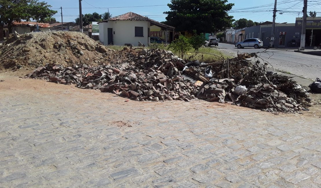 Moradores acusam construtora de descartar entulho de obra em via pública no bairro Brasília, em Arapiraca