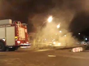 Carro fica destruído após pegar fogo em cruzamento de Maceió