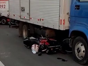 Jovem fica ferido após colisão entre motocicleta e caminhão em Arapiraca