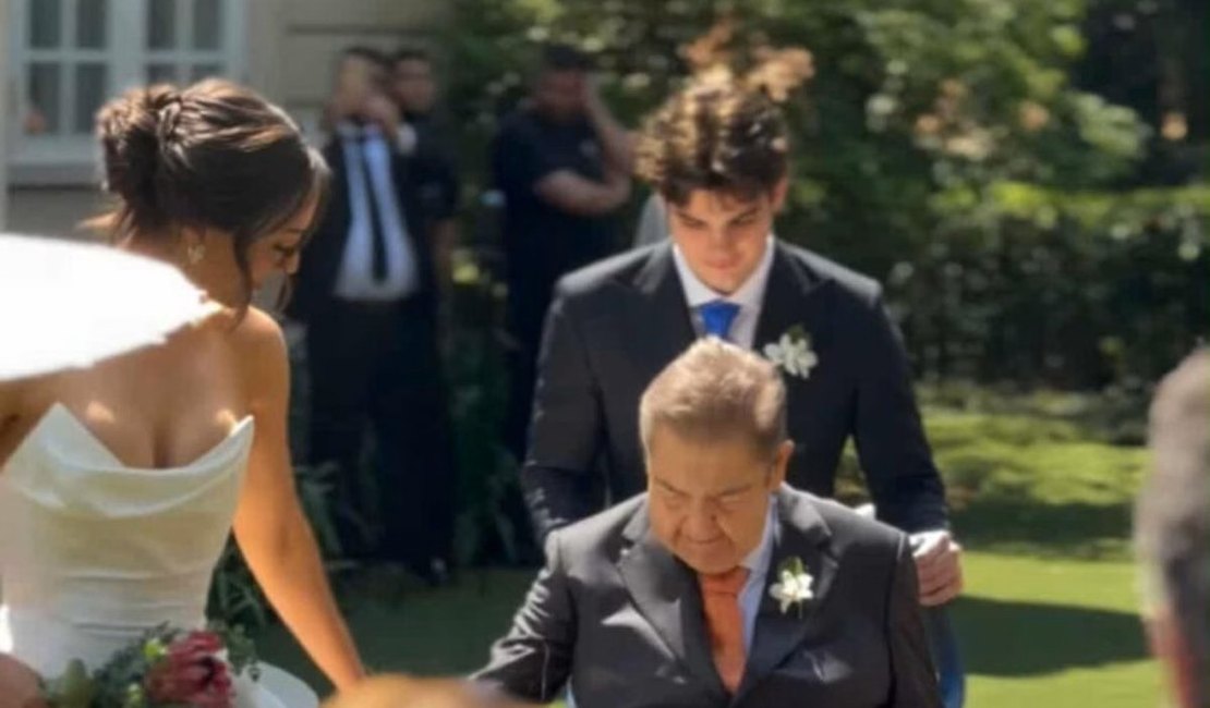 De cadeira de rodas, Faustão leva a filha ao altar