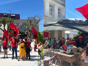 Manifestantes da FNL ocupam praça Marechal Deodoro e sede do Incra, em Maceió