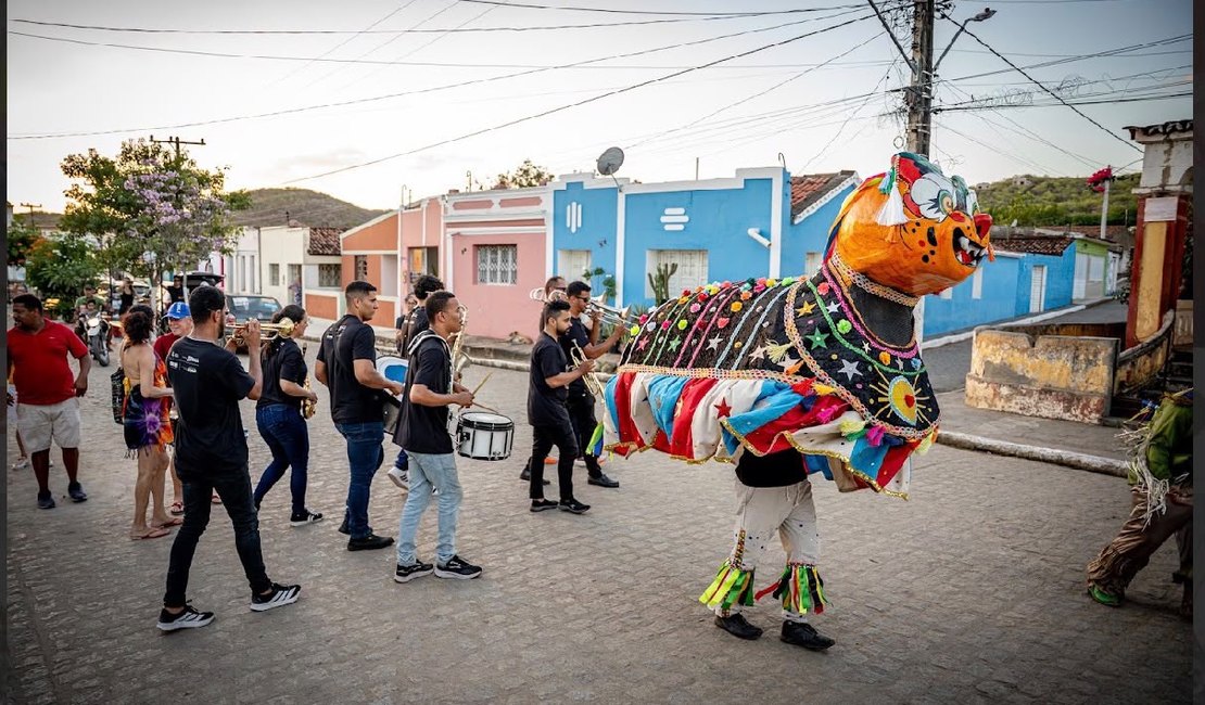 Cortejo do Bulba leva cultura às ruas da Ilha do Ferro e abre Primavera Cultural