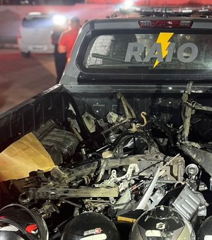Polícia apreende peças de motos roubadas e maconha em desmanche no Clima Bom