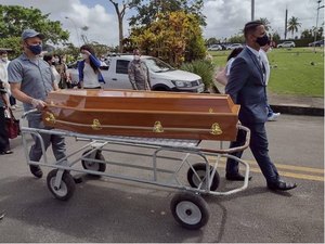 Em clima de comoção, delegado José Edson é sepultado em Maceió