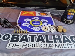 Suspeito tenta pular muro para fugir mas é preso com revólver e drogas dentro da residência