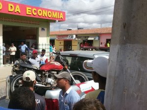 [Vídeo] Após roubar celular, adolescente cai da motocicleta e é detido por populares
