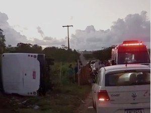 Micro-ônibus capota nas proximidades do trevo de acesso à Pindorama, no município de Coruripe