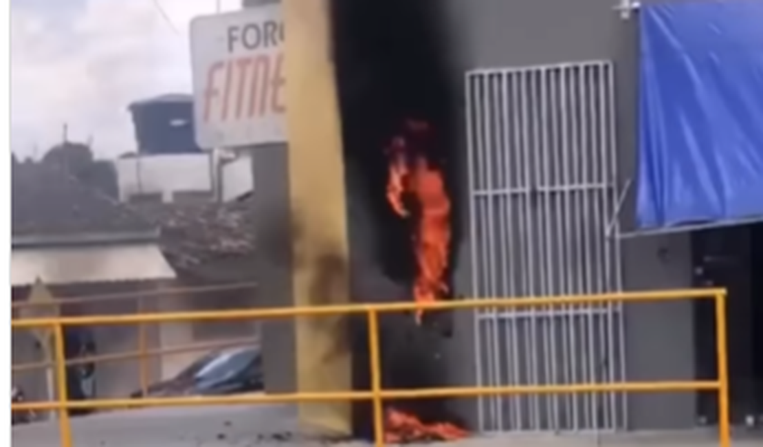 Fogo atinge caixa de energia de academia no bairro Cacimbas, em Arapiraca