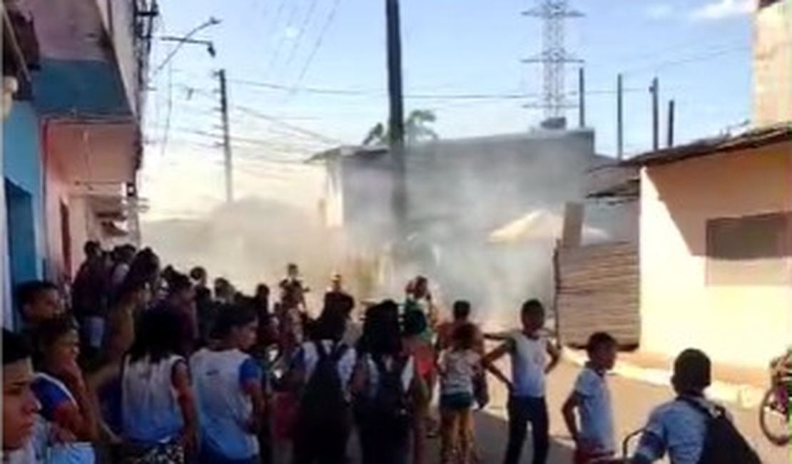 Pais e alunos de escola municipal de Maceió interditam via em novo protesto contra a falta de climatização