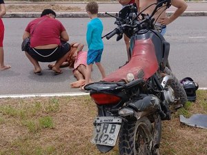 Acidente entre carro e moto deixa homem ferido na Rota do Mar, em Maceió