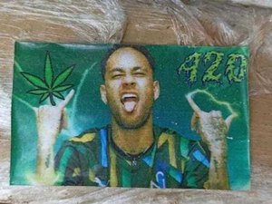 Polícia apreende mais de 800 kg de maconha com rosto de Neymar