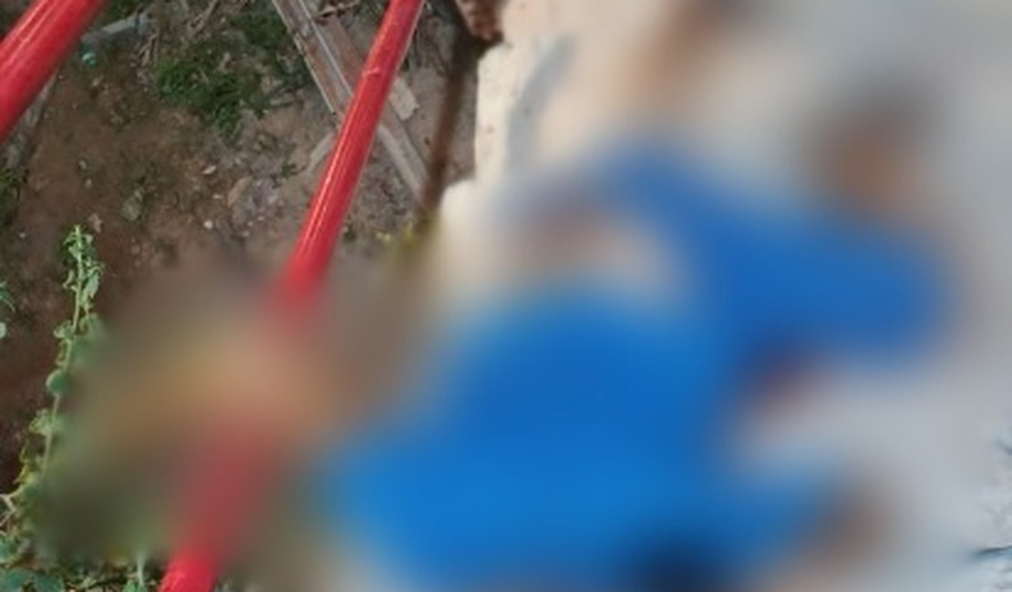 Homem é assassinado a tiros enquanto subia escadaria de grota em Maceió