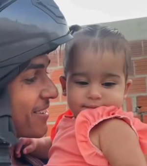 Pai reencontra filha após chegar do trabalho e emociona nas redes sociais