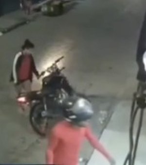 Casal é preso após assaltar fármacia com moto roubada em Arapiraca; homem estava foragido