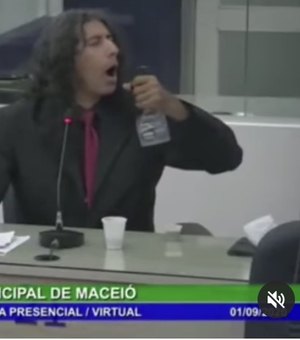 Internautas questionam sanidade mental de vereador por Maceió que borrifou álcool na boca