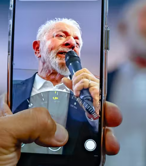 Lula critica excesso de mensagens e uso constante das redes socias