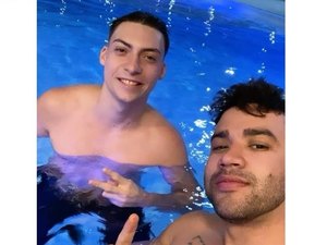 Gusttavo Lima e filho mais novo de Bolsonaro curtem piscina juntos